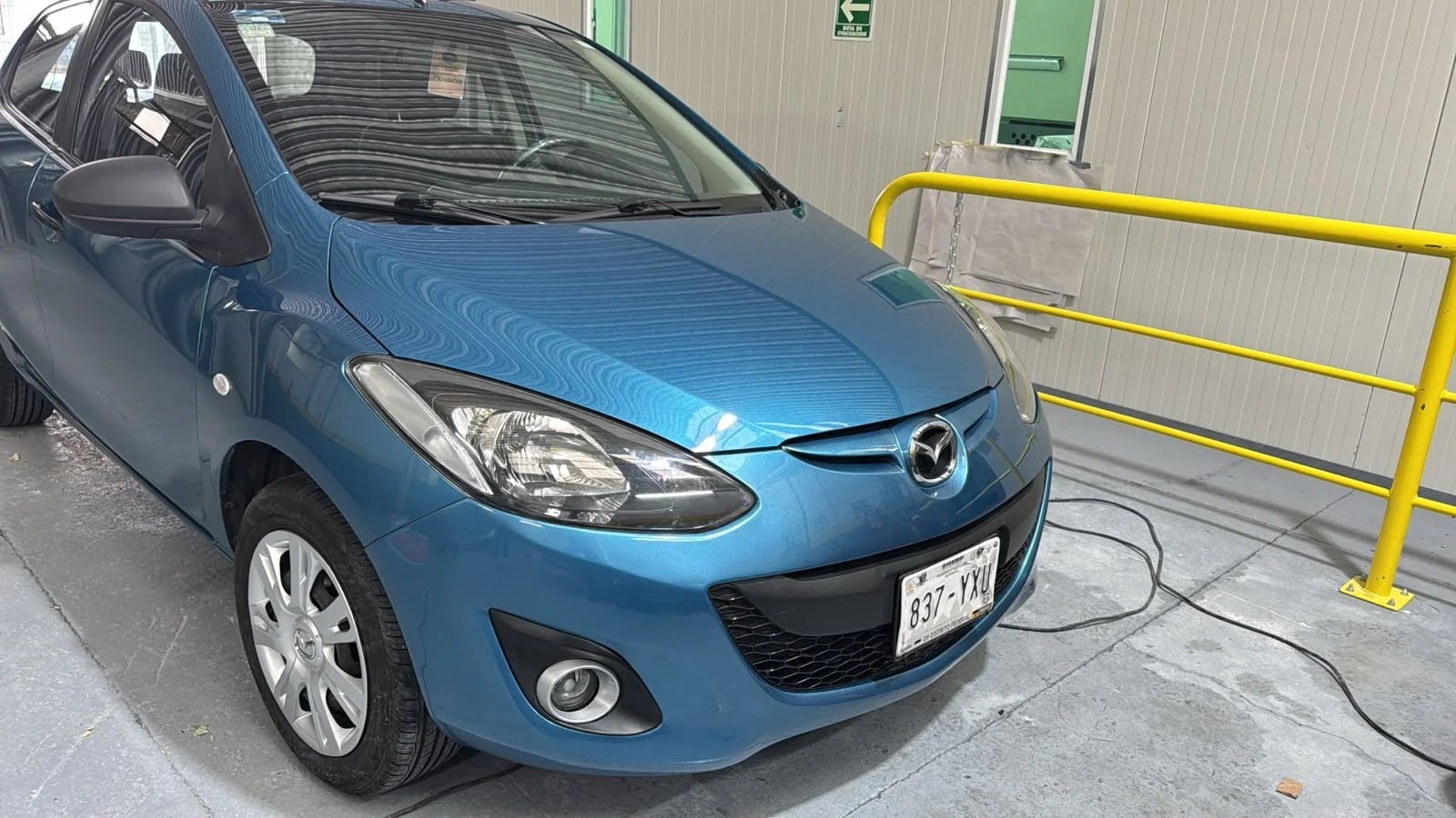 Mazda 2 azul con pintura terminada en cabina