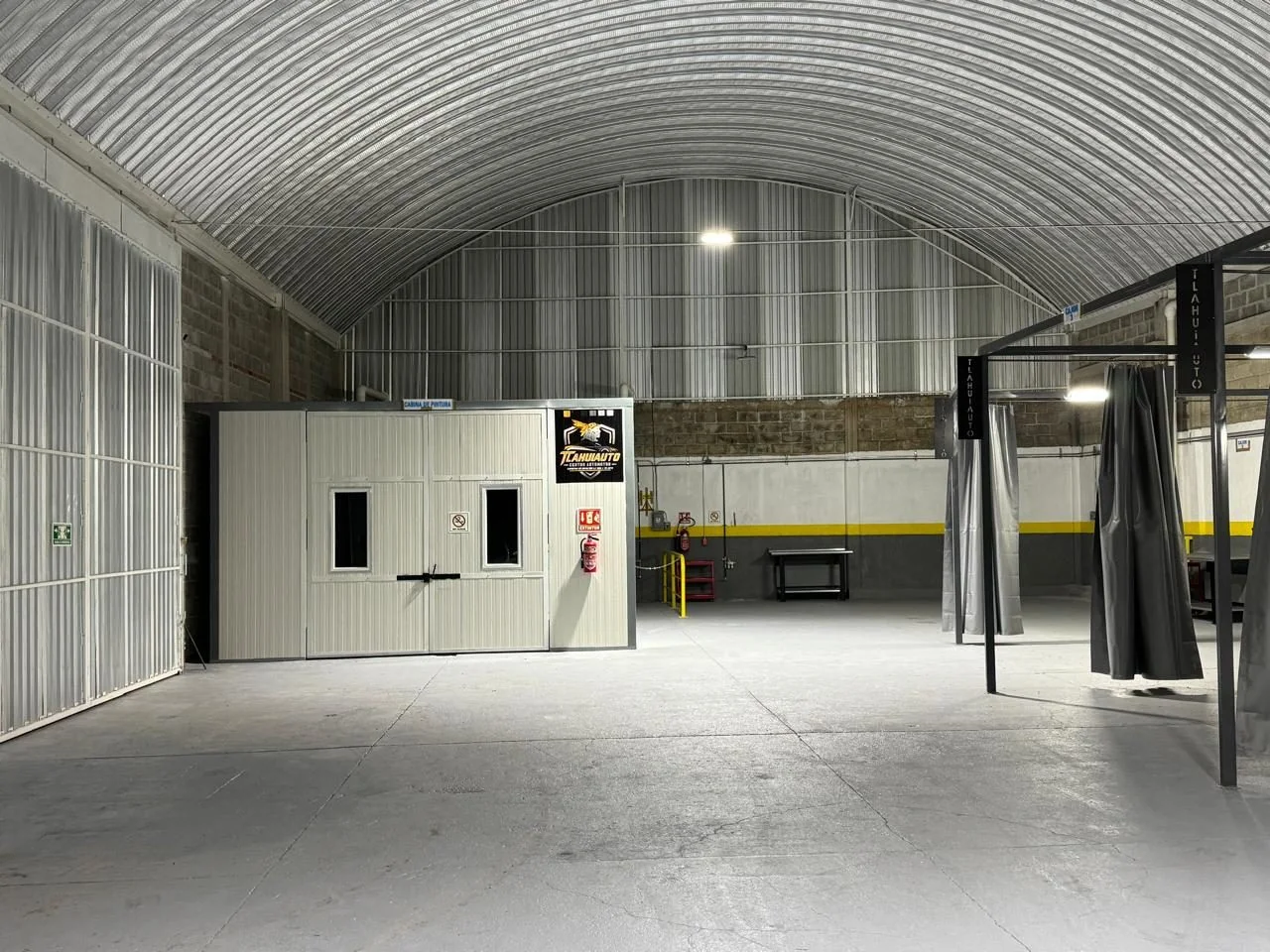 Nave de Tlahuiauto hoy, con cabina de pintura y áreas de trabajo